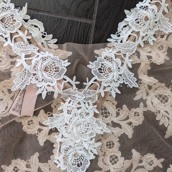 Victoria’s Secret Sheer Mesh Lace Bodysuit Nude White Floral Appliqué Size S - Picture 7 of 13
